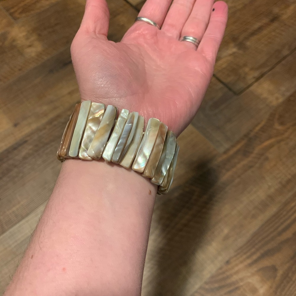 Stretch to fit Shell bracelet